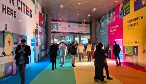 De tecnologia a mudanças climáticas e governança, congresso reúne 25 mil pessoas em busca de soluções para cidades mais resilientes, inclusivas e sustentáveis.