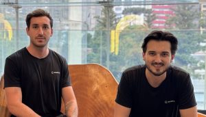 Startup fundada pelos empreendedores Luca Piermartiri e Gelson Bagetti (foto) reposiciona atuação, transforma expertise em produto e avança no mercado de engenharia de dados com foco em escala.