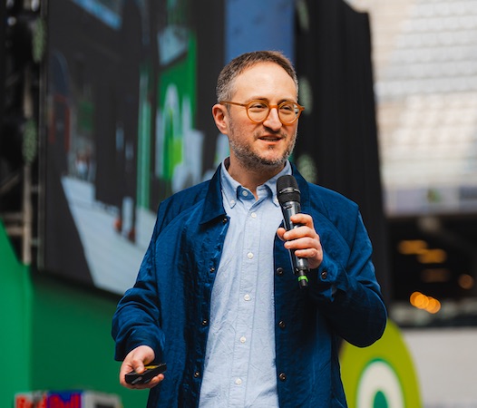 "A música é frequentemente vista como anti-establishment. Por isso é tão difícil integrá-la às políticas governamentais".