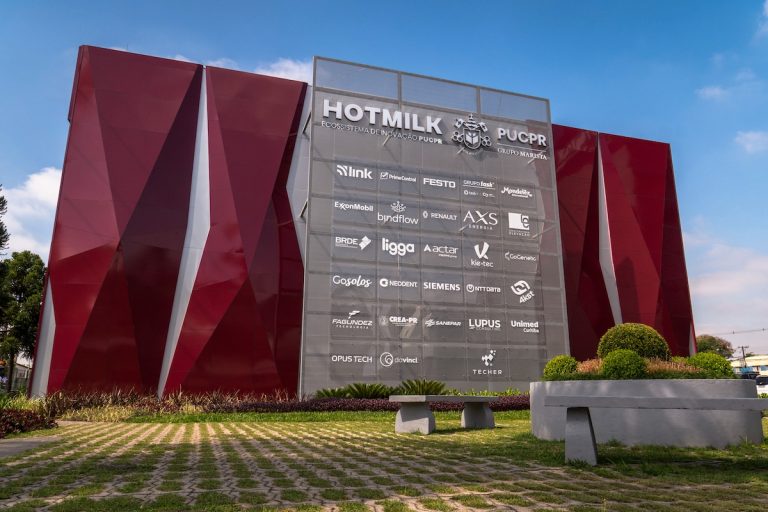 Ecossistema de inovação da PUCPR prepara novos centros até 2030 e tenta aproximar pesquisa científica, startups e empresas em áreas de maior intensidade tecnológica.
