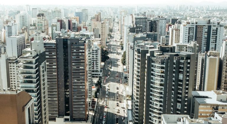 Relatório expõe uma questão estratégica: Curitiba tem densidade para crescer, mas precisa traduzir seus ativos em uma tese clara de mercado.